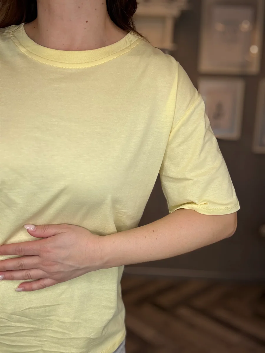 T-shirt soft basic giallo pastello - immagine 4