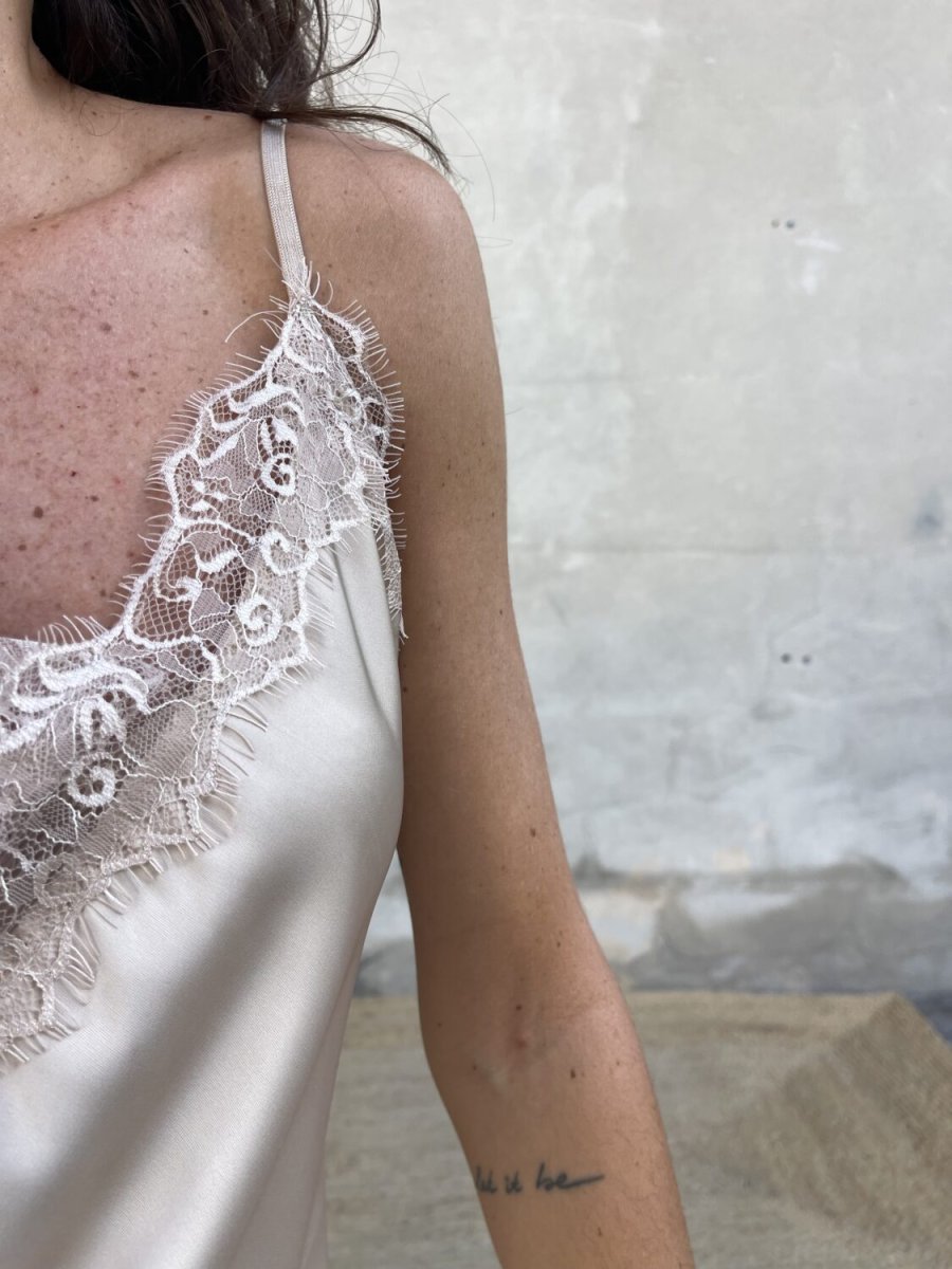 Lingerie in pizzo crema - immagine 3