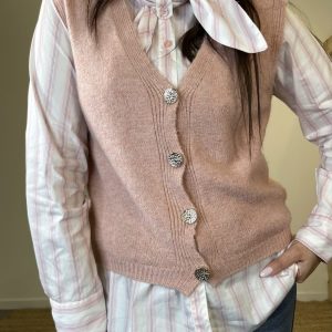 Gilet button